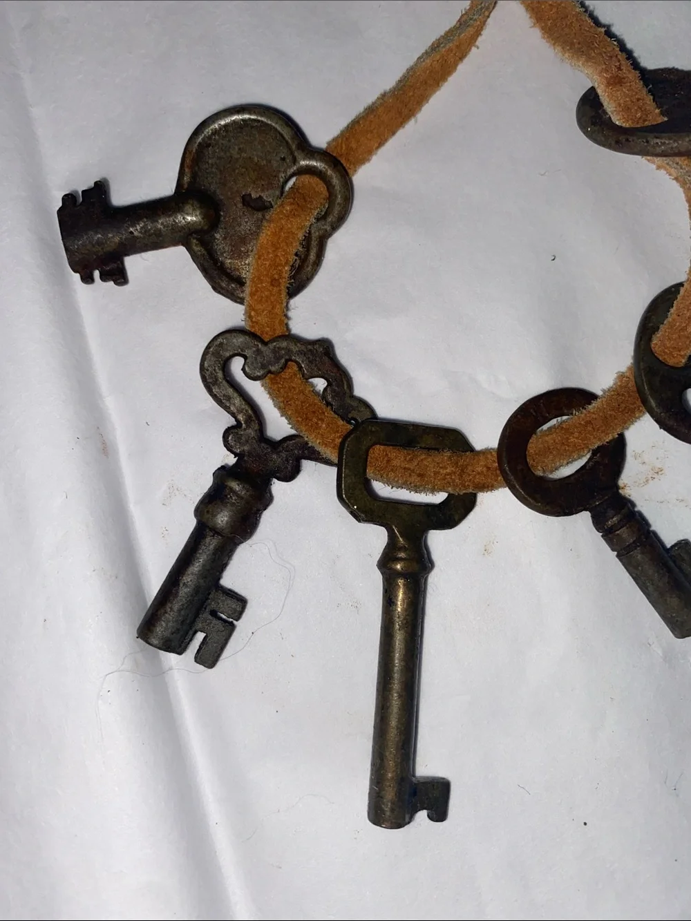 Vintage Skeleton Keys on Suede Cord - Brown - Picture 3 of 6